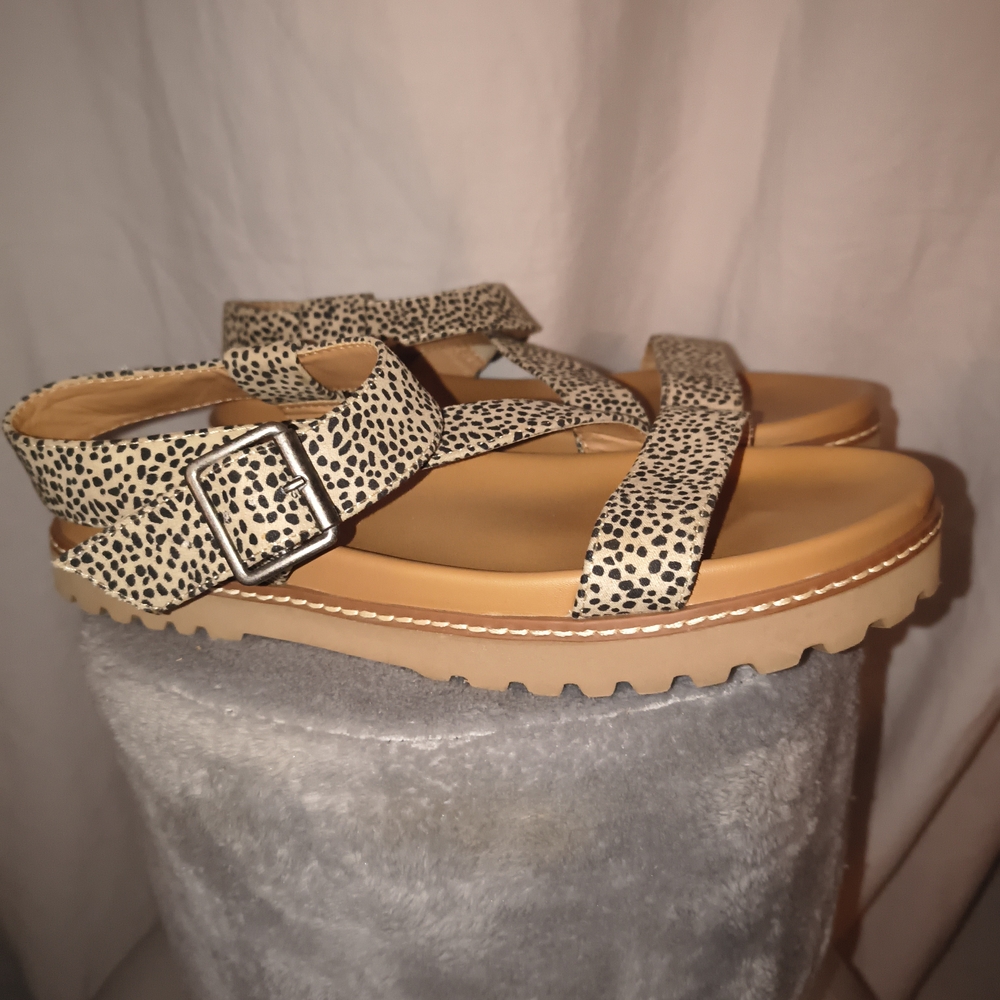 Universal Thread Tan and Black Strappy Sandals - Picture 2 of 6